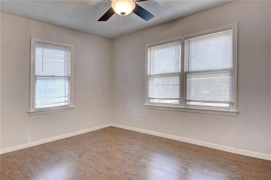 More Photos Of 3905 Prairie Ln, Austin Flex For Sale