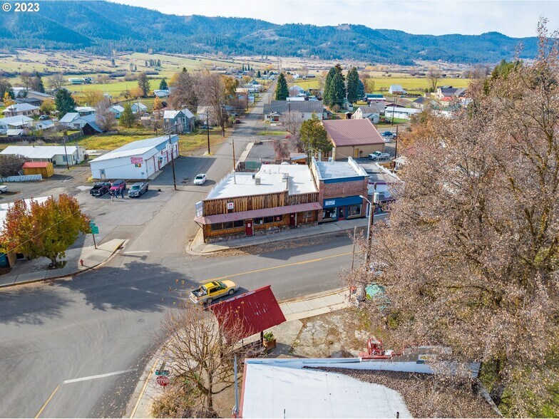 More Photos Of 105 N Main St, Halfway Restaurant For Sale