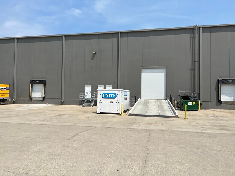 More Photos Of 200 SE 37th St, Grimes Distribution For Lease