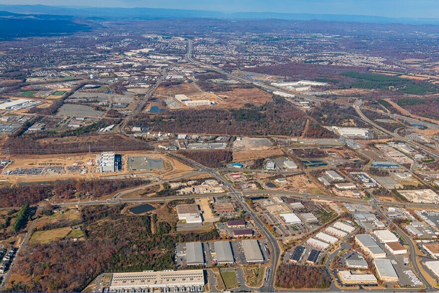 More Photos Of 6870-6886 Wellington Rd, Manassas Light Distribution For Sale