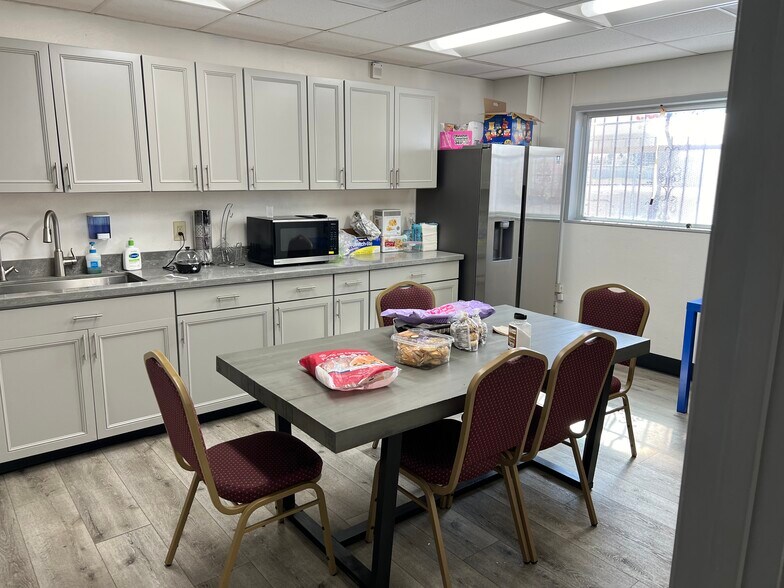 More Photos Of 945 E Lindsay, Stockton Warehouse For Lease