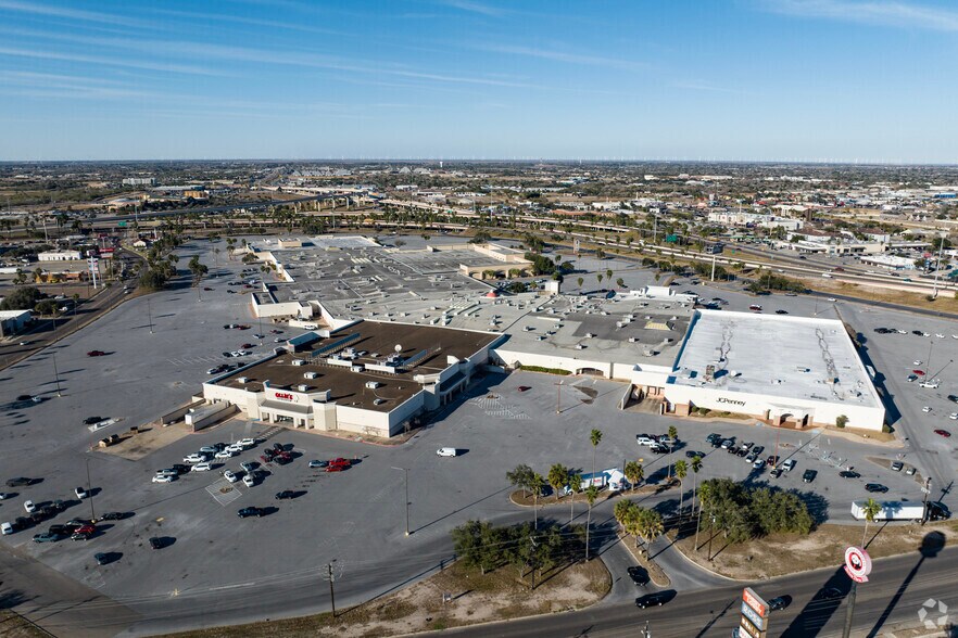 More Photos Of 2000 S Expressway 83, Harlingen Department Store For Lease