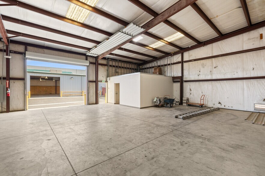 More Photos Of 138 Coremark Ct, Bakersfield Service For Lease