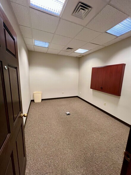 More Photos Of 565 Baltimore Pike, Avondale Bank For Lease