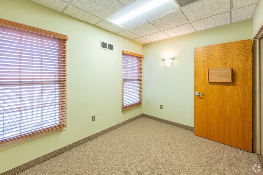 More Photos Of 5602-5654 Shields Dr, Bethesda Medical For Lease