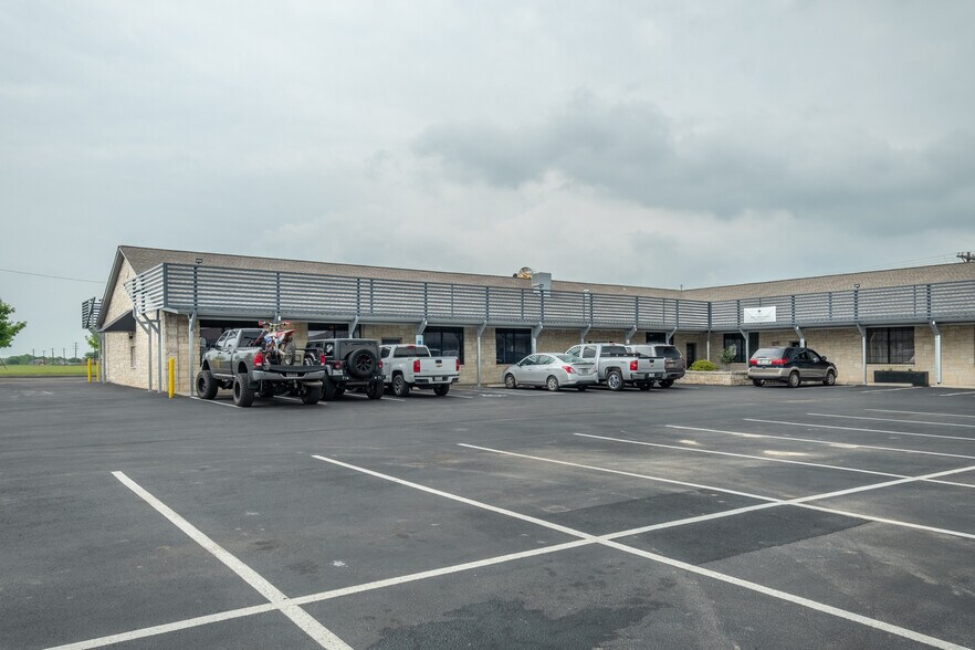 More Photos Of 305 Limestone Ter, Jarrell Unknown For Lease