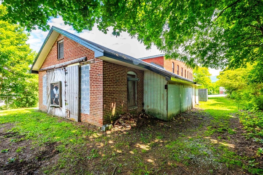 More Photos Of 1340 W Main St, Wytheville Loft Creative Space For Sale