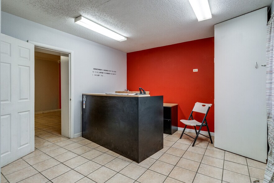 More Photos Of 914 W Commerce St, Dallas Showroom For Lease