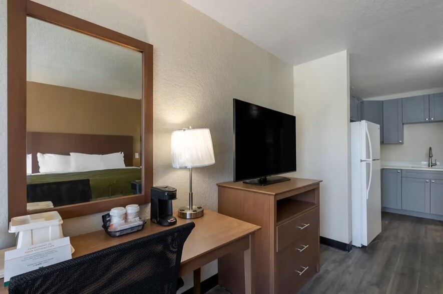 More Photos Of 2595 54th Ave N, Saint Petersburg Hotel For Sale