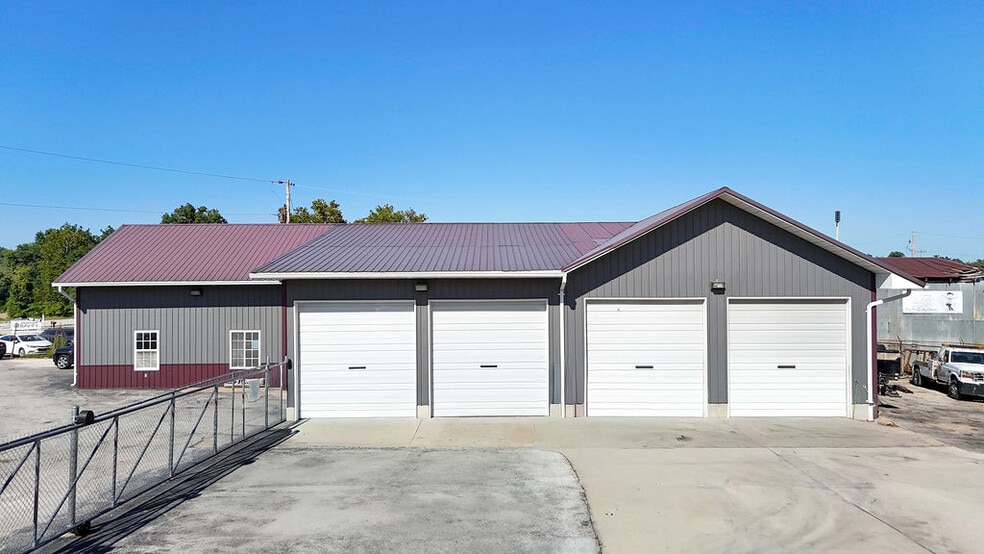 Primary Photo Of 888 Commercial Blvd, Herculaneum Warehouse For Sale