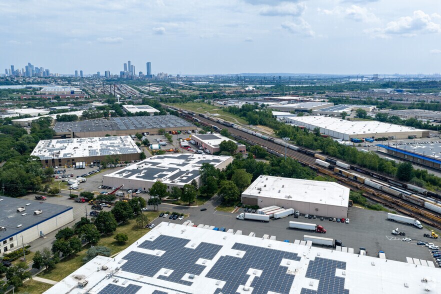 More Photos Of 1 Aquarium Dr, Secaucus Warehouse For Lease