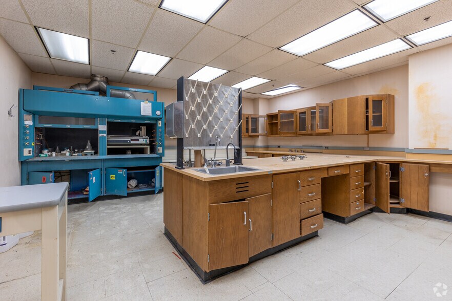 More Photos Of 110 E Warren Ave, Detroit Medical For Lease