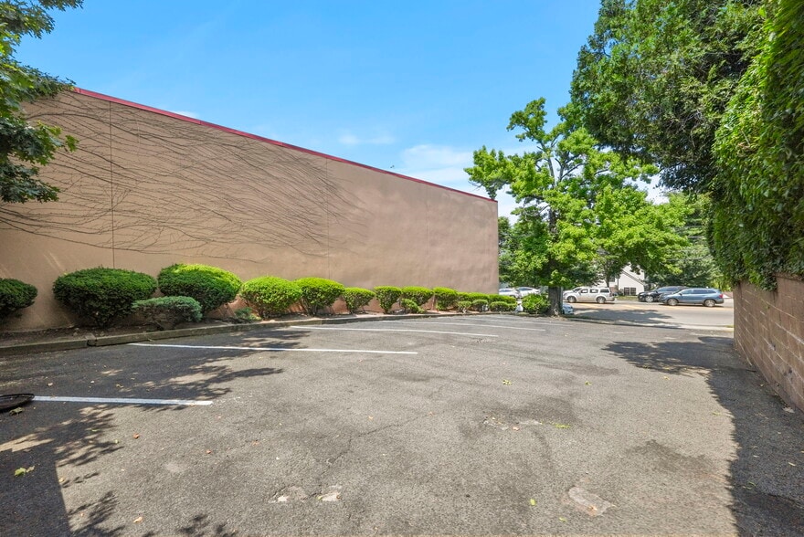More Photos Of 530-540 Bergen Blvd, Ridgefield Office For Sale