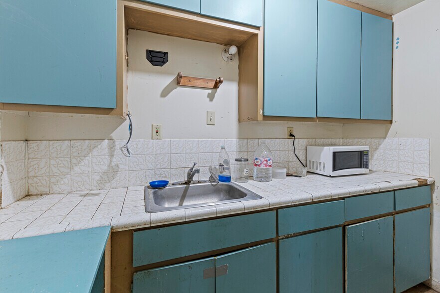 More Photos Of 245 N 7th St, Williams Light Distribution For Sale