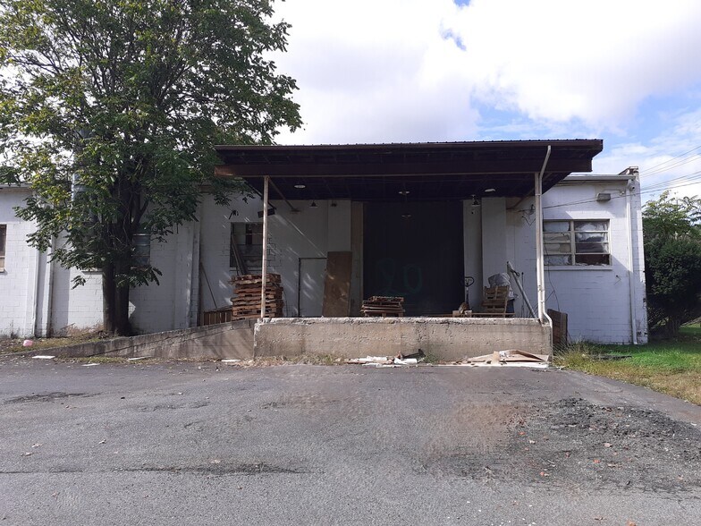 More Photos Of 20 Industrial Pl, Middletown Manufacturing For Sale