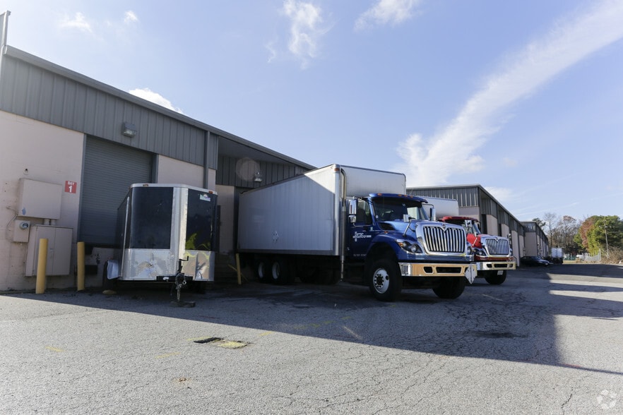 More Photos Of 2930-2954 Bells Rd, Richmond Light Distribution For Lease
