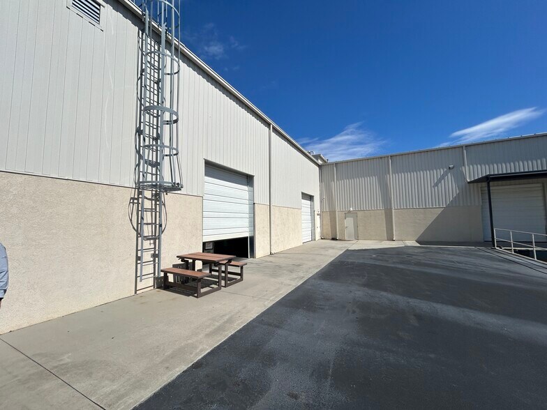 More Photos Of 96 Brookfield Oaks Dr, Greenville Light Distribution For Lease