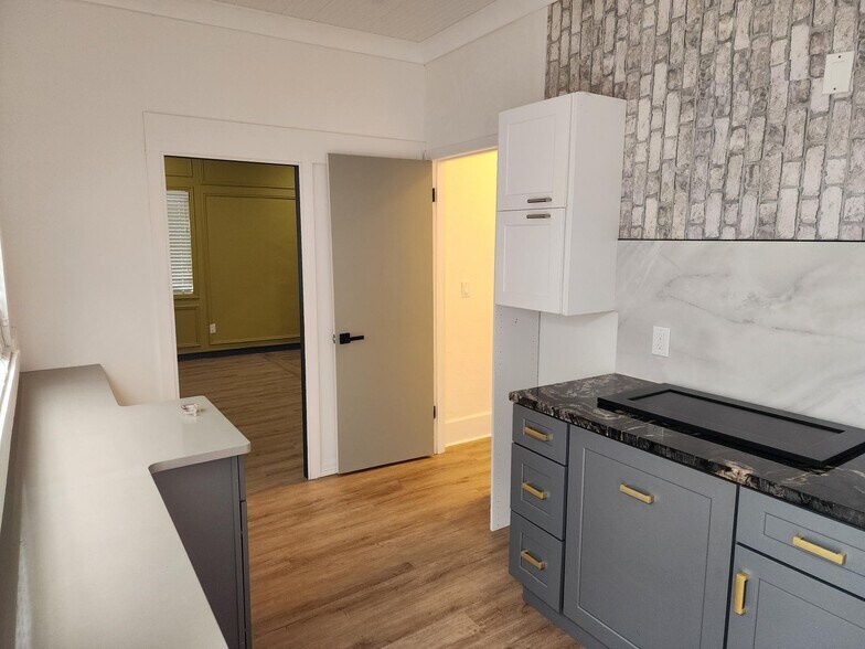 More Photos Of 2820 1st Ave N, Saint Petersburg Storefront Retail Office For Lease