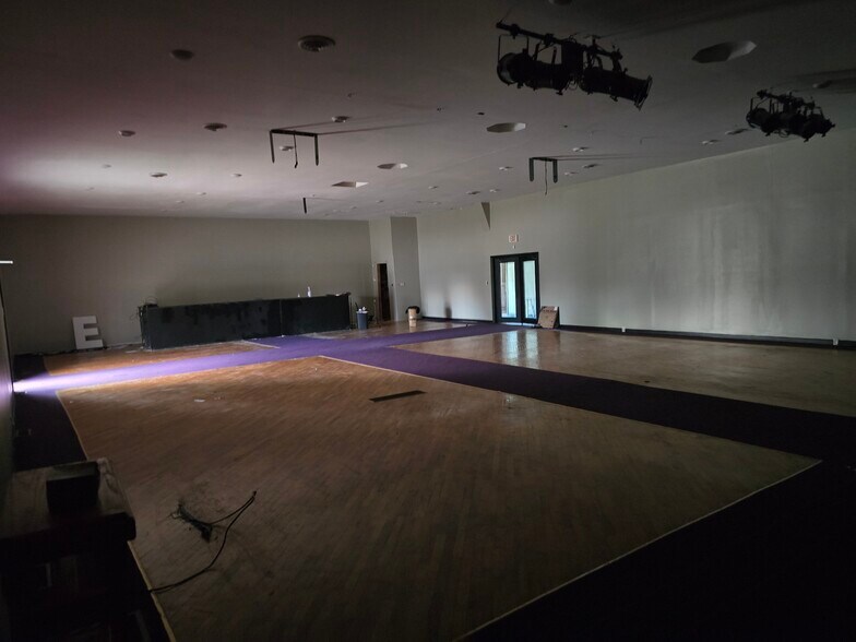 More Photos Of 2404 Dewey St, Anderson Flex For Sale