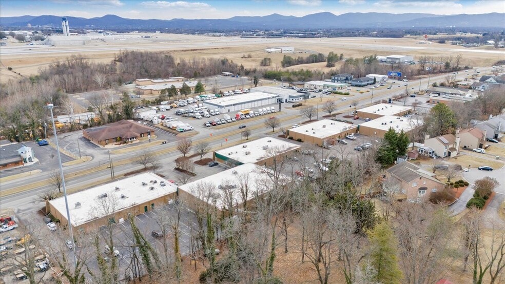 More Photos Of 5306 Peters Creek Rd, Roanoke Showroom For Sale