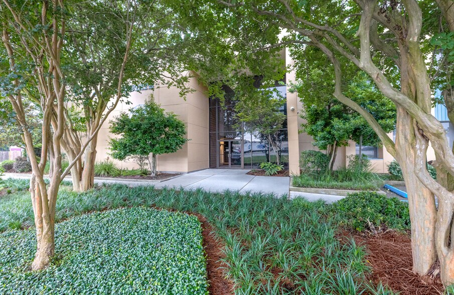 More Photos Of 4300 S I-10 Service Rd, Metairie Loft Creative Space For Lease