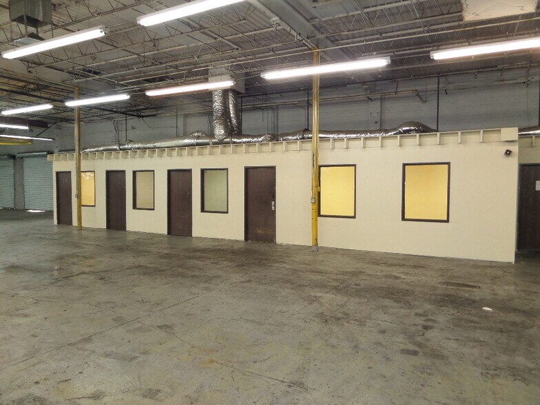 More Photos Of 2602 W Holly St, Phoenix Warehouse For Lease