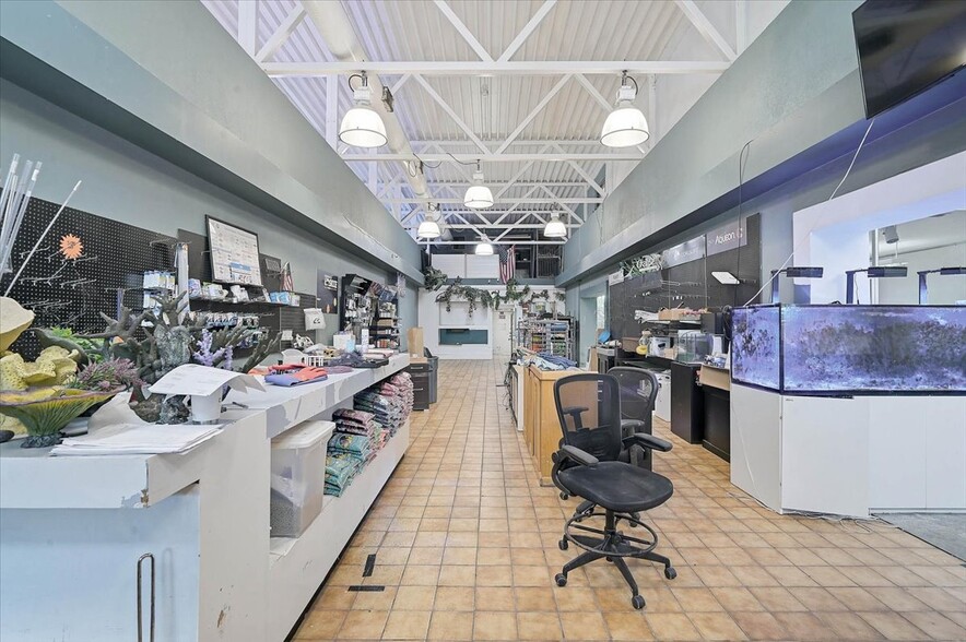 More Photos Of 2160 Gulf Gate Dr, Sarasota Storefront For Sale
