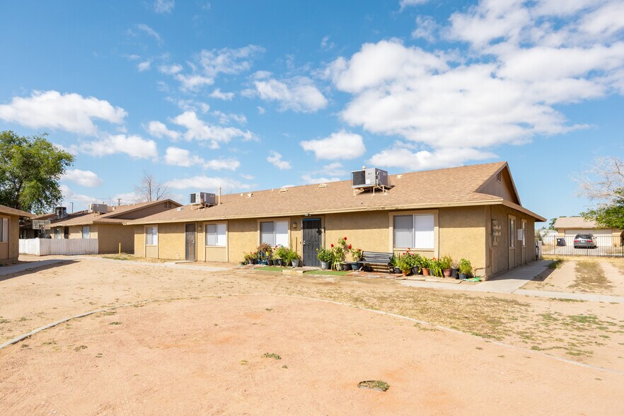 More Photos Of 11200 Chamberlaine Way, Adelanto Apartments For Sale