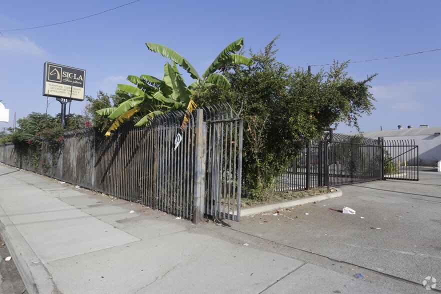 More Photos Of 711 E Rosecrans Ave, Los Angeles Manufacturing For Lease