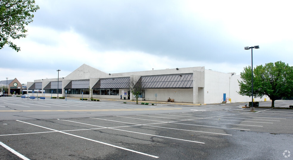 More Photos Of 1665a Oak Tree Rd, Edison Unknown For Lease
