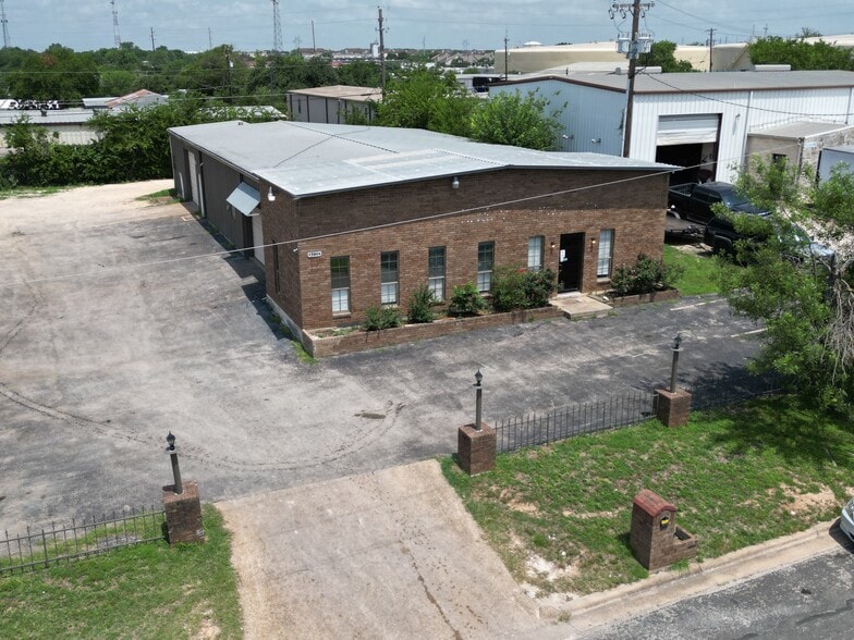 Primary Photo Of 13804 Dragline Dr, Austin Warehouse For Sale