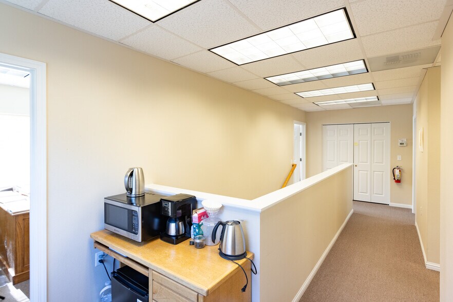 More Photos Of 200 N Wasco Ct, Hood River Warehouse For Lease