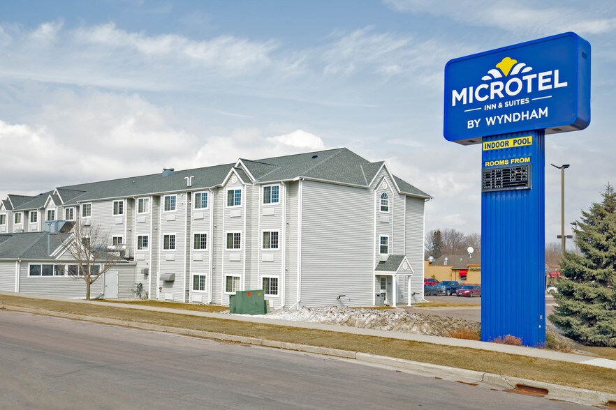 Primary Photo Of 424 20th S St, New Ulm Hotel For Sale