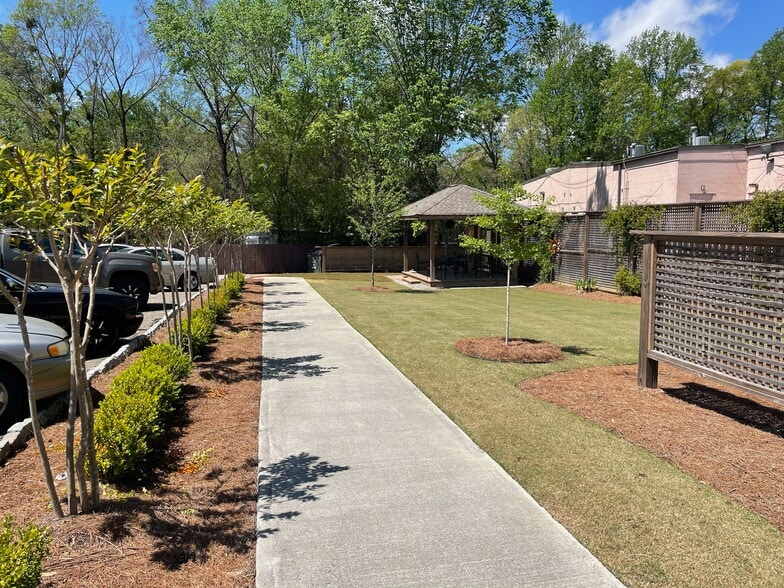 More Photos Of 1242 Clairmont Rd, Decatur Showroom For Lease