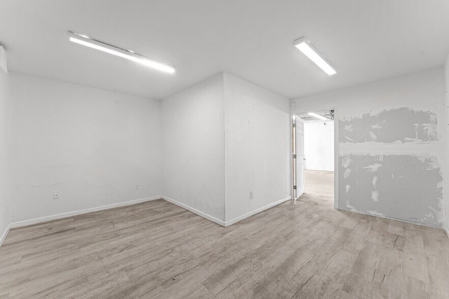 More Photos Of 700 S Hawthorne Ave, Apopka Warehouse For Lease