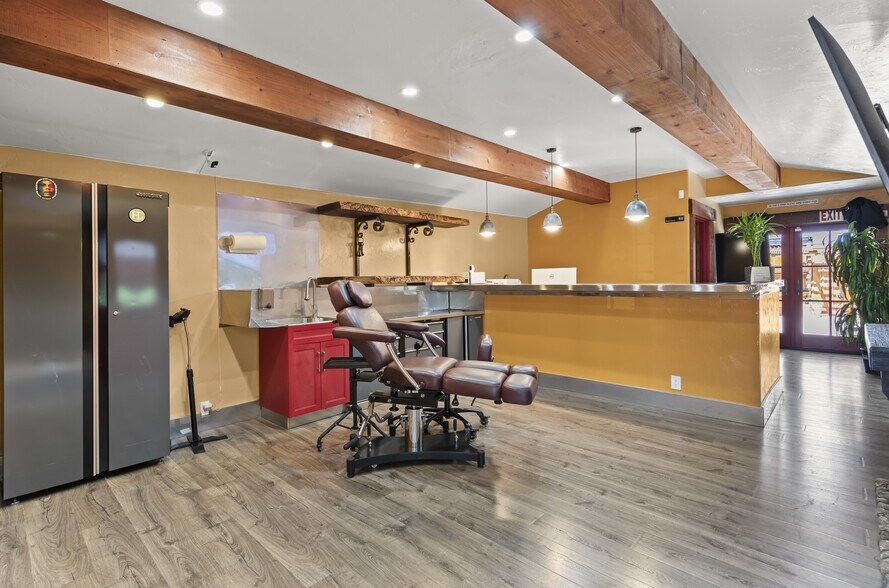 More Photos Of 1637 Del Monte Blvd, Seaside Storefront For Sale