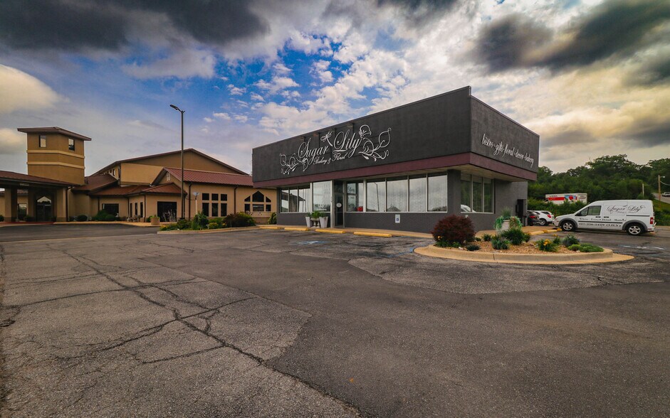 More Photos Of 210 Jan Howard Expy, West Plains Restaurant For Sale