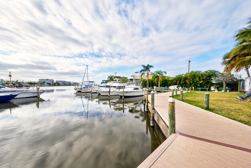 More Photos Of 400-408 W Cocoa Beach Cswy, Cocoa Beach General Retail For Sale