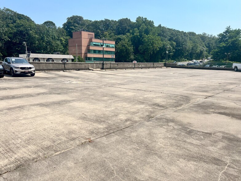 More Photos Of 1245 Central Park Ave, Yonkers Auto Dealership For Lease