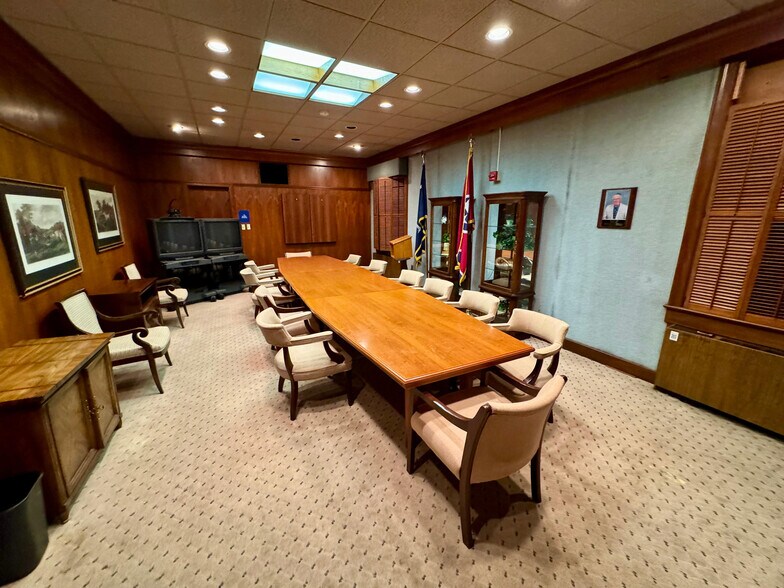 More Photos Of 112 6th St, Bristol Telecom Hotel Data Hosting For Sale