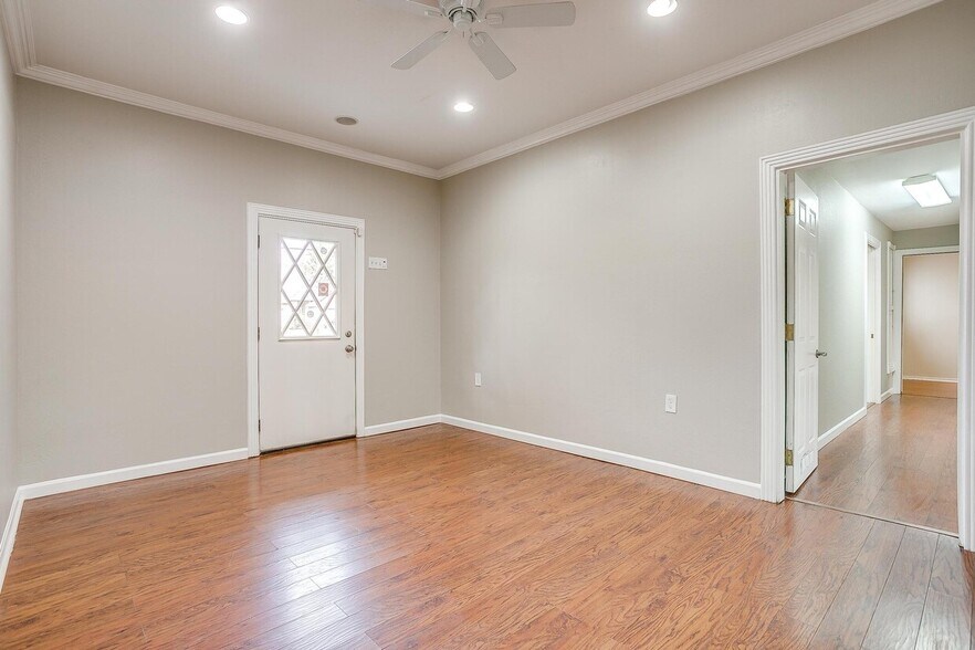 More Photos Of 2418 Cales Dr, Arlington Office Residential For Sale