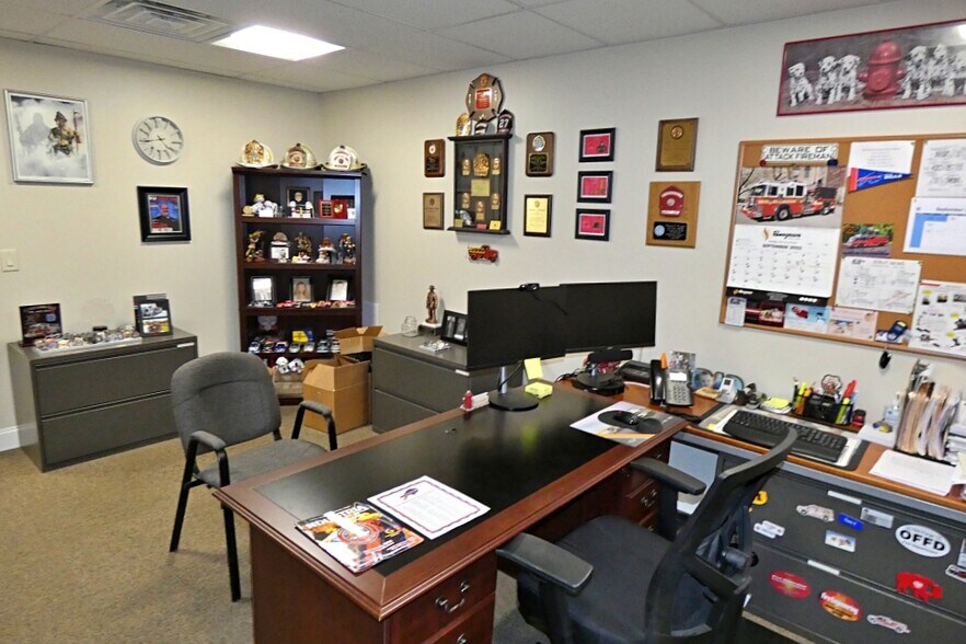More Photos Of 10 W Main St, Lancaster Flex For Lease