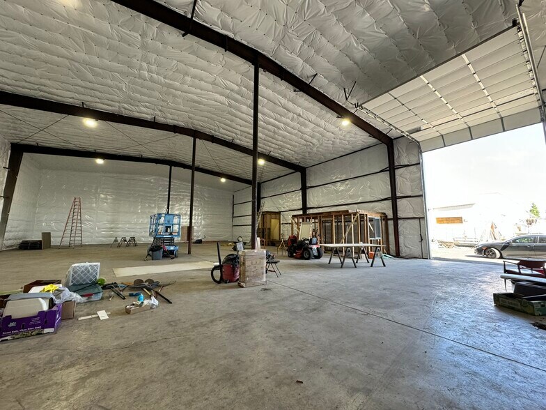 More Photos Of 4343 Main St, Springfield Warehouse For Lease