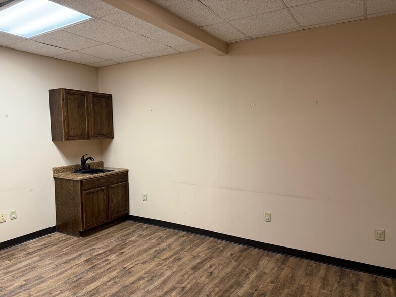 More Photos Of 2106 E Andrew Johnson Hwy, Morristown Office For Lease