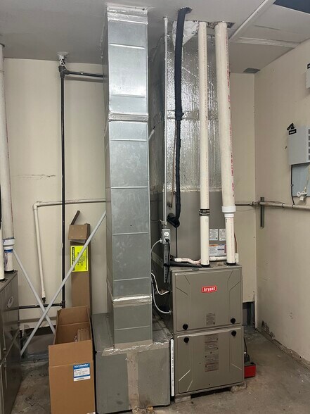 More Photos Of 101 Newbury Hollow Ln, Syracuse Warehouse For Lease