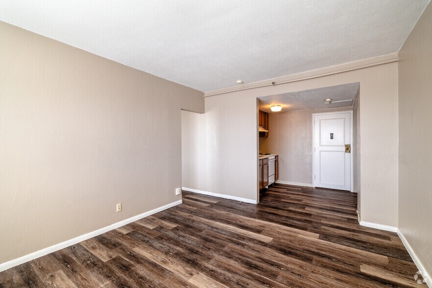 More Photos Of 17 E 2nd Ave, Hutchinson Apartments For Lease