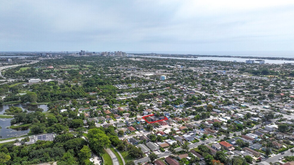 Primary Photo Of 1000 W Lakewood Rd, West Palm Beach Apartments For Sale