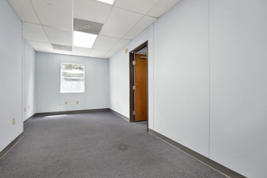 More Photos Of 2407 W 5th St, Lumberton Office For Sale