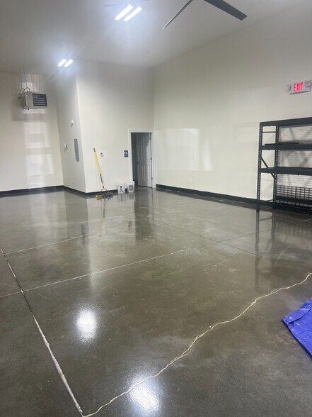 More Photos Of 524 Miller Rd, Clifton Park Warehouse For Lease