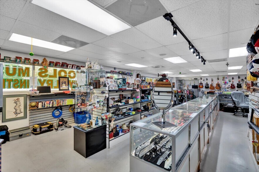 More Photos Of 3300 E Moody Blvd, Bunnell Light Manufacturing For Sale